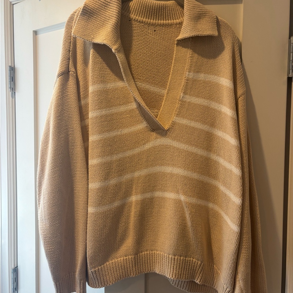 Banana Republic Tan and White Crew Neck Sweater